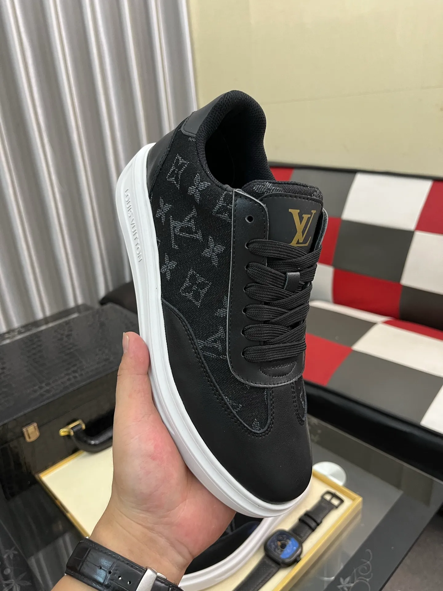 Men's shoes 💰540⌚️⌚️ Louis vuitton/LV Louis Vuitton 》Original quality.~ Unique modern style sneakers. 🏃A must-have casual shoe for trendy men😍😍 Original brand imported from Italy, imported original leather, sheep lining (refuses to discolor and grind feet) Sole: Original sole provided by the original factory, French lazy style design ⚠️Fit to the feet, original quality, super comfortable original sole. Code number: 38-445️⃣Colors available